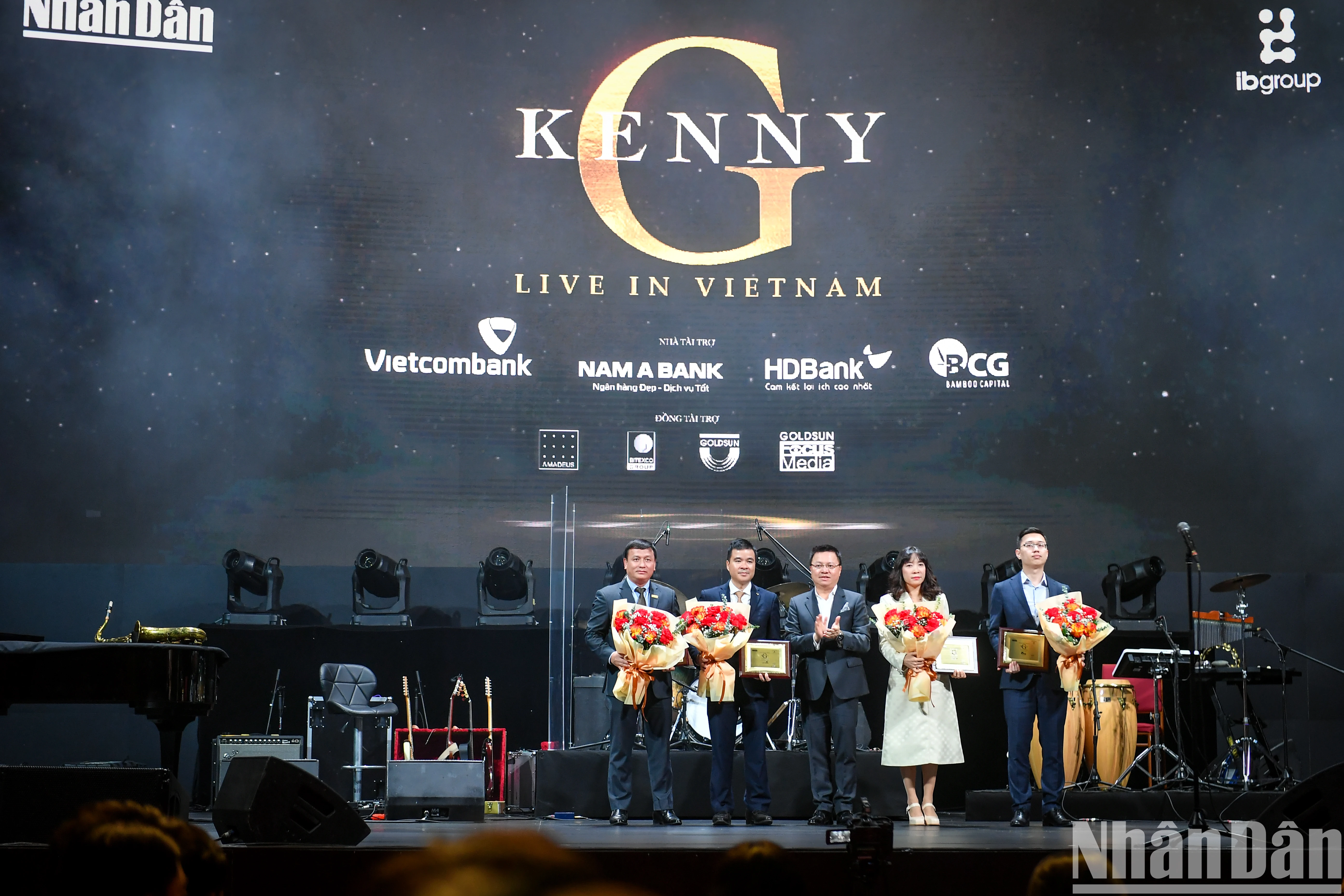 [Photo] Vietnamese audiences immersed in emotions with Kenny G's trumpet sound photo 2