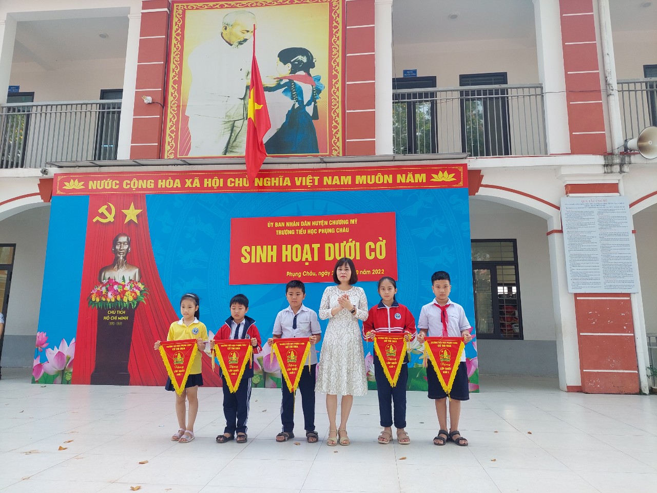 La escuela primaria Phung Chau se esfuerza constantemente por mejorar la calidad de la enseñanza y el aprendizaje.