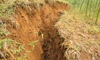 Many large cracks appeared at the foot of Sap Ong slope - National Highway 15A in Thanh Hoa