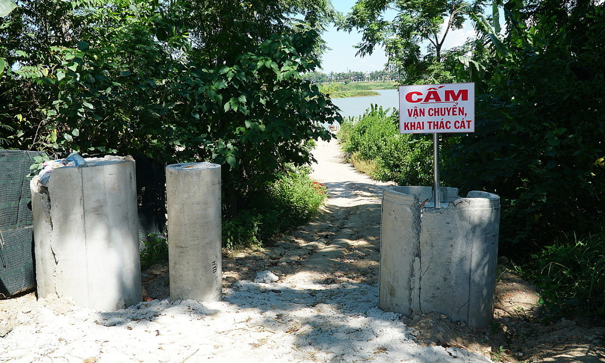 Burying concrete pillars on the road to prevent cars from illegally transporting sand