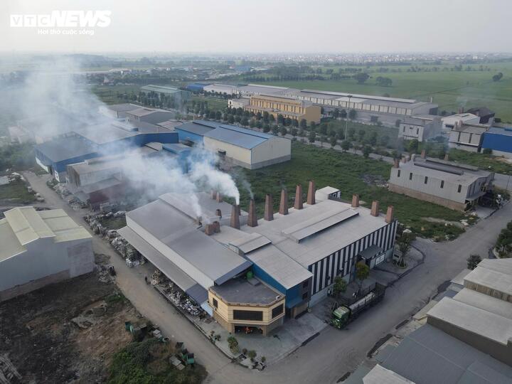 Muchas instalaciones manufactureras en el parque industrial de Man Xa violan las regulaciones ambientales y sus chimeneas aún emiten humo directamente al cielo día y noche.