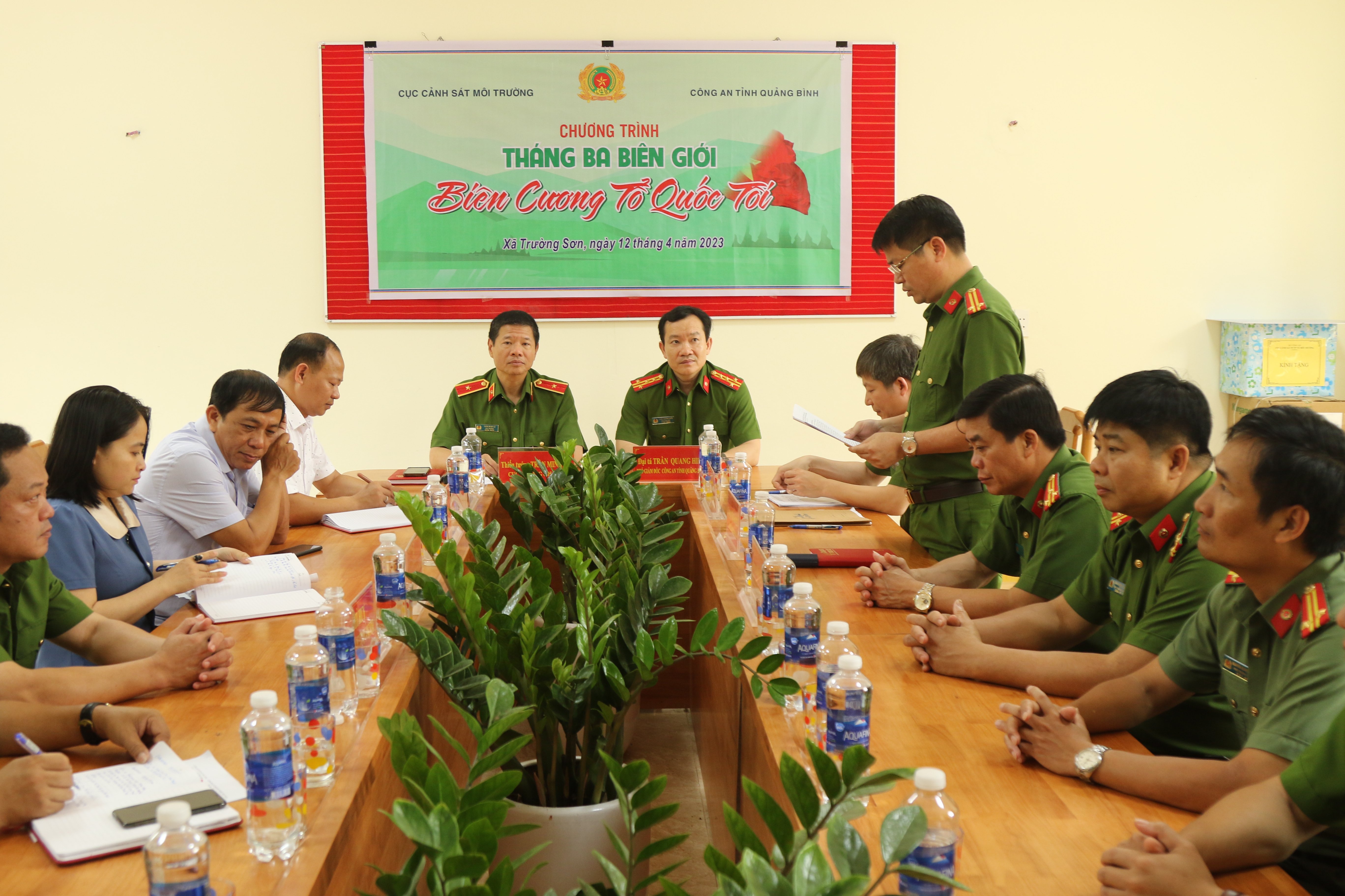 The Department of Environmental Crime Prevention and Control visited and presented gifts at Truong Son Commune Police Station.