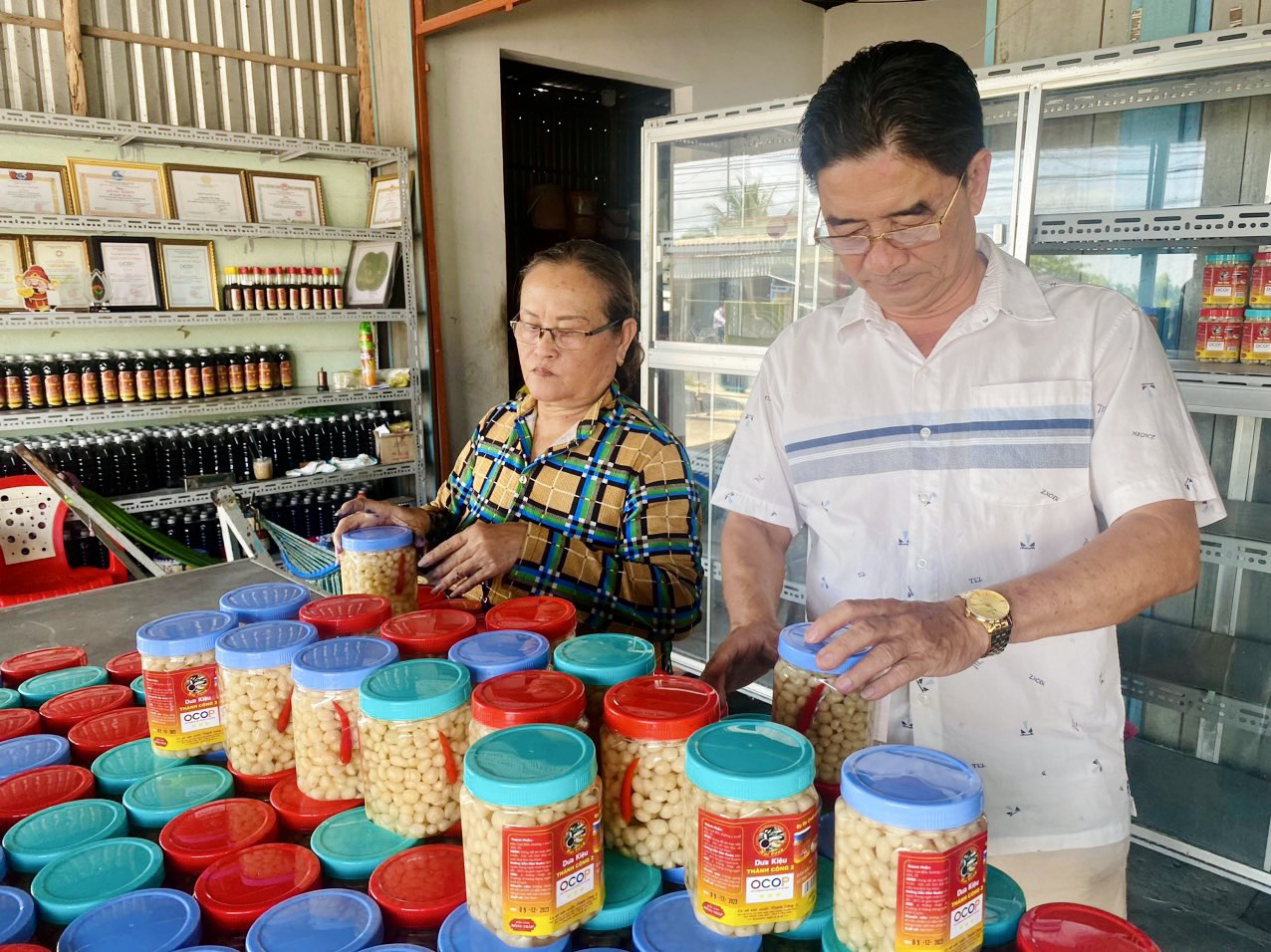 Sản phẩm dưa củ kiệu đạt chuẩn OCOP 3 sao của cơ sở Thành Công 2, xã Phú Hiệp, huyện Tam Nông - Ảnh: ĐẶNG TUYẾT