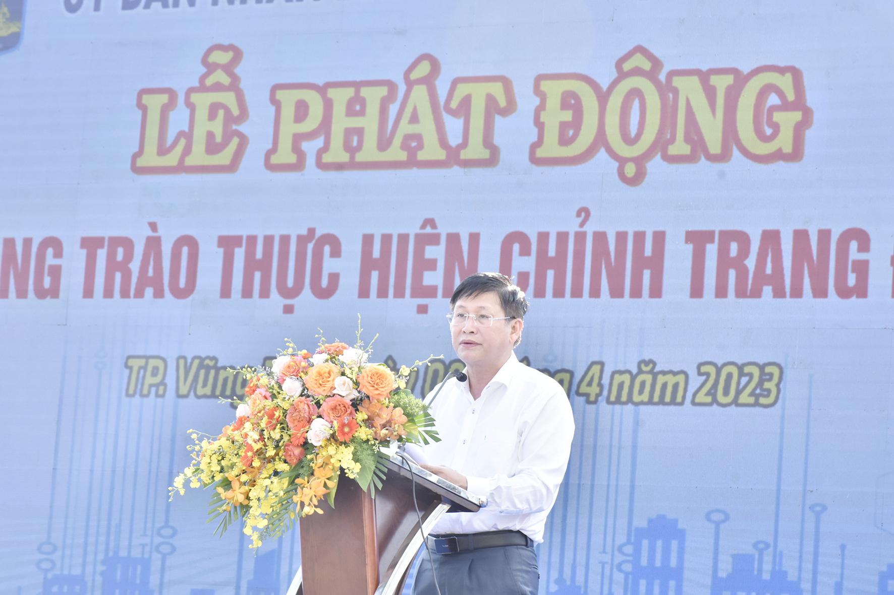 레 응옥 칸(Le Ngoc Khanh) 성 인민위원회 부위원장이 성 전역의 전반적인 도시 미화 캠페인을 시작하는 연설을 했습니다.
