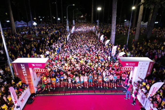 Atletas participantes en el Maratón VnExpress de la Ciudad de Ho Chi Minh a medianoche de 2023. Foto: VM