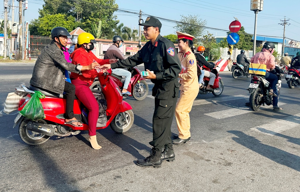 イベント - ヴィンロン警察の交通警察官が人々にミネラルウォーターとミルクを配りました（写真3）。