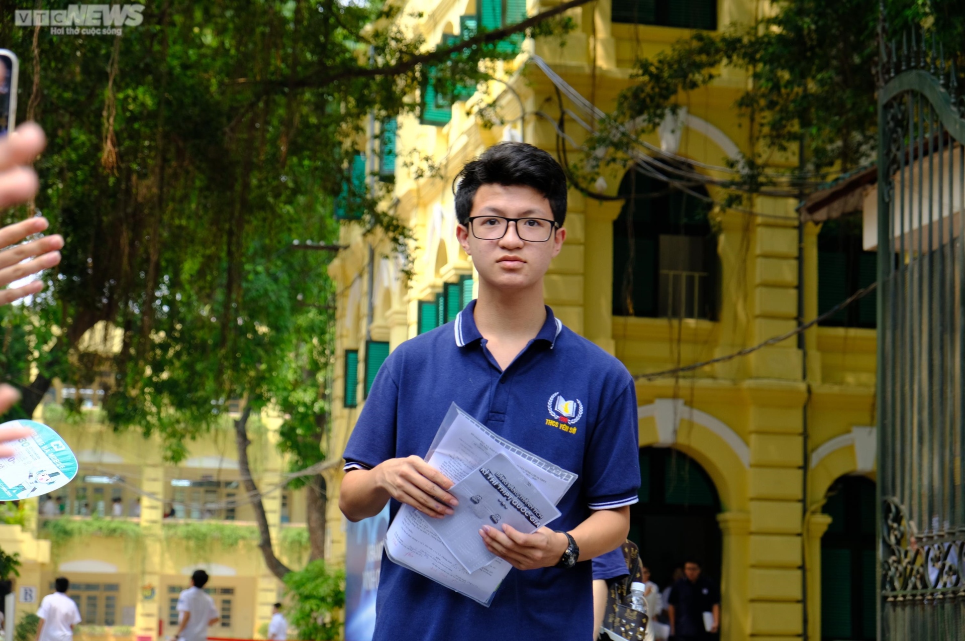 Los candidatos se cubrieron el rostro y lloraron en momentos emotivos en el examen de décimo grado en Hanoi - 2