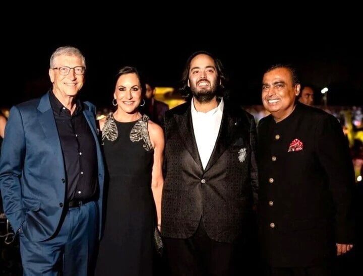 Billionaire Bill Gates (left), Ms. Paula Hurd, businessman Anant Ambani, billionaire Mukesh Ambani at the 