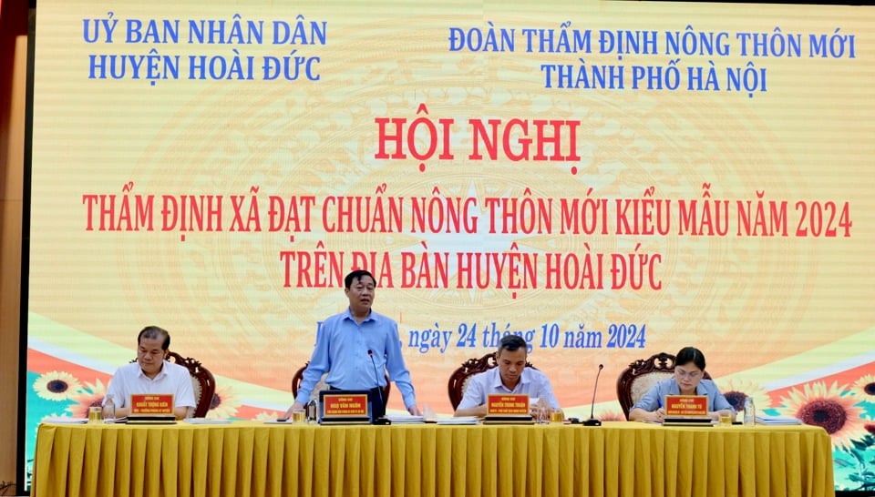 Đoàn thẩm định nông thôn mới TP Hà Nội làm việc tại huyện Hoài Đức.