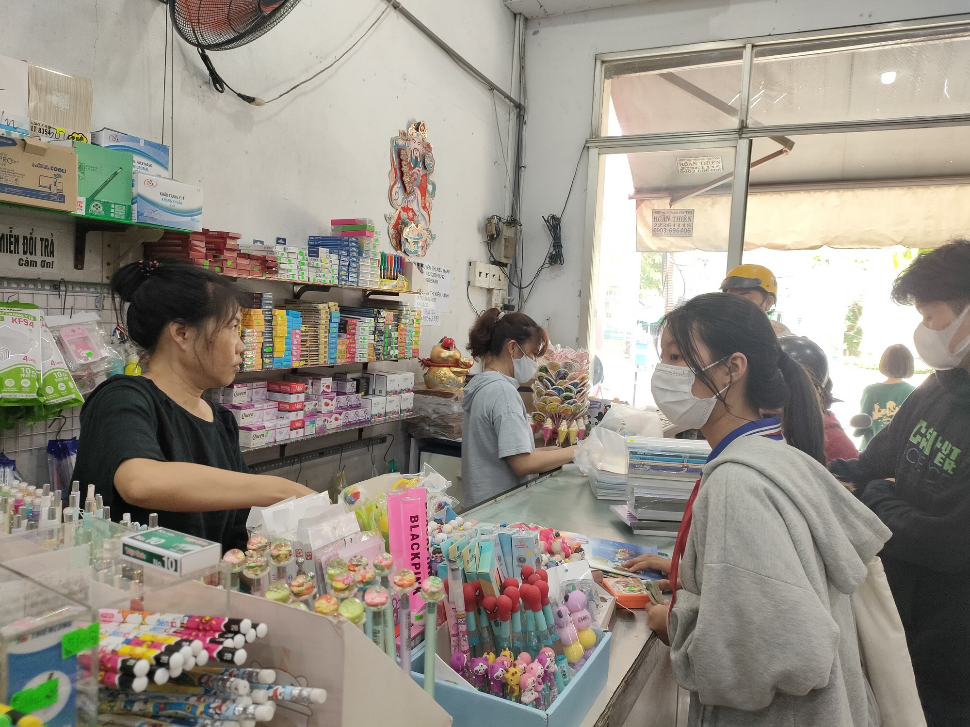 Mệt mỏi tìm mua sách giáo khoa trước năm học mới - Ảnh 1.