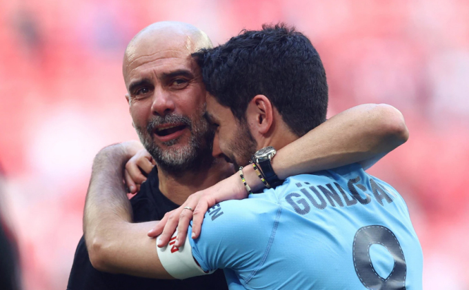 Gundogan ឱប Pep Guardiola បន្ទាប់ពីឈ្នះ FA Cup ។ រូបថត៖ រ៉យទ័រ