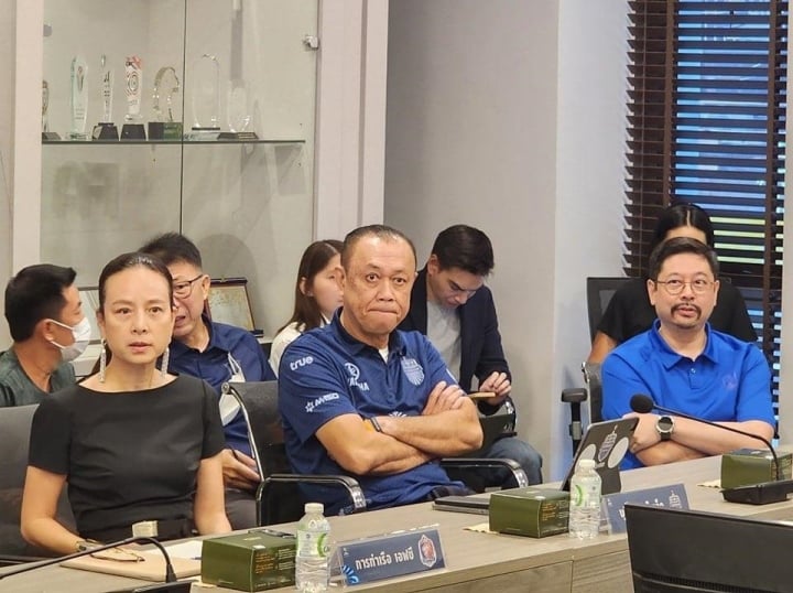 Madam Pang, chủ tịch của Port FC và Newin Chidchob, chủ tịch CLB Buriram United trong cuộc họp hôm 27/6