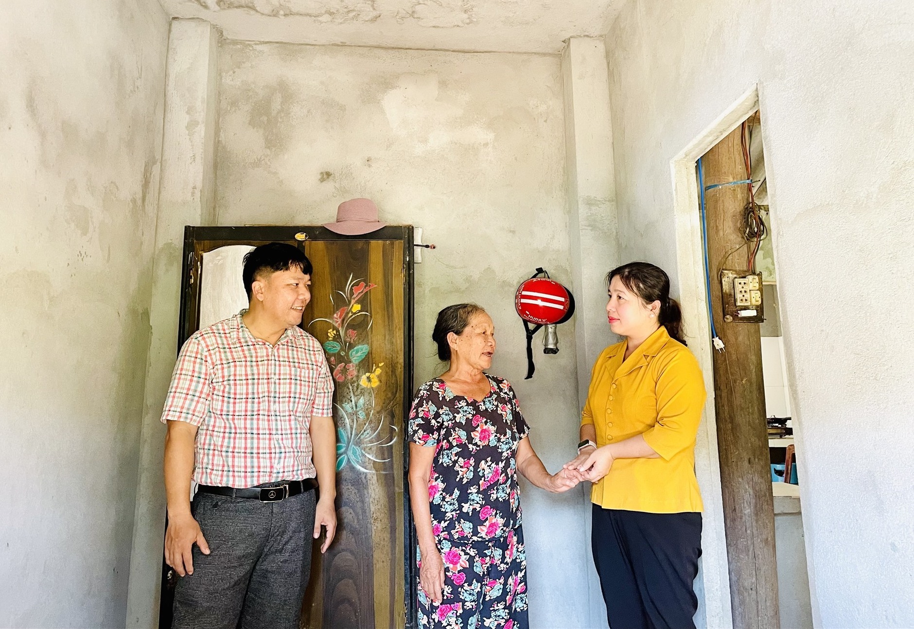 La Sra. Mai Thi Lieu (aldea de Tan Phong, Que Loc, Nong Son) está feliz con el refugio contra tormentas que acaba de completarse con apoyo. Foto: TAM THONG