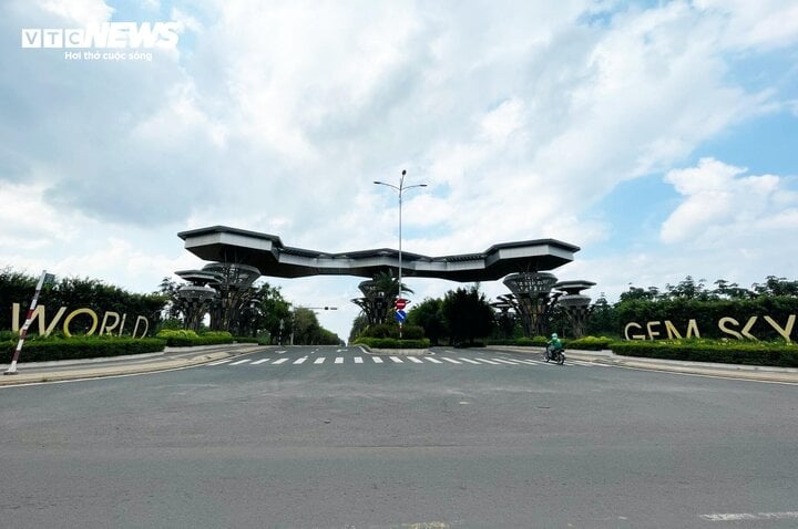 Dong Nai Provincial People's Committee fined Gem Sky World project 900 million VND and requested to return mobilized capital.