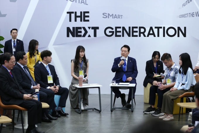 South Korean President talks with 50 Vietnamese and Korean digital talents on the morning of June 24. Photo: VGP