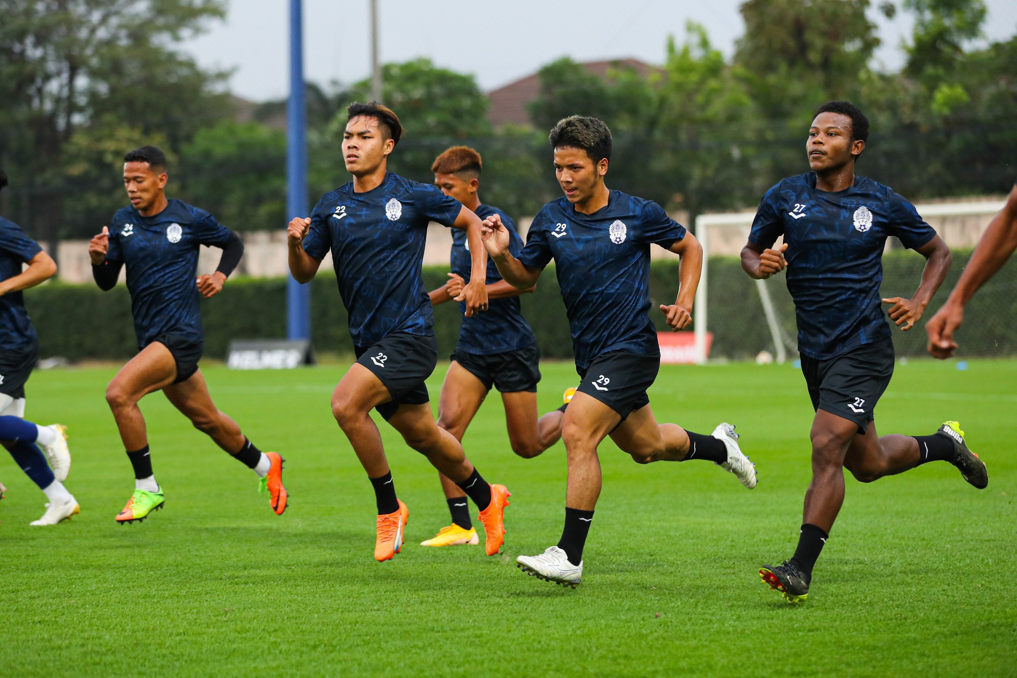 HLV Keisuke Honda nói gì trước ngày môn bóng đá nam SEA Games 32 khởi tranh? - Ảnh 2.