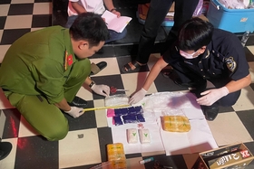 Arrested 2 Laotian subjects transporting 18,000 synthetic drug pills