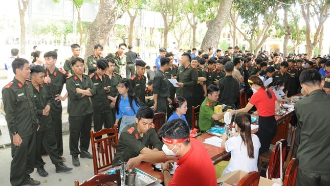 Hundreds of cadres, soldiers, and youth union members donated blood at Red Sunday in Can Tho photo 20