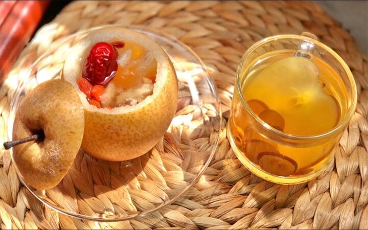 Gedünstete Birne mit rotem Apfel heilt Husten.