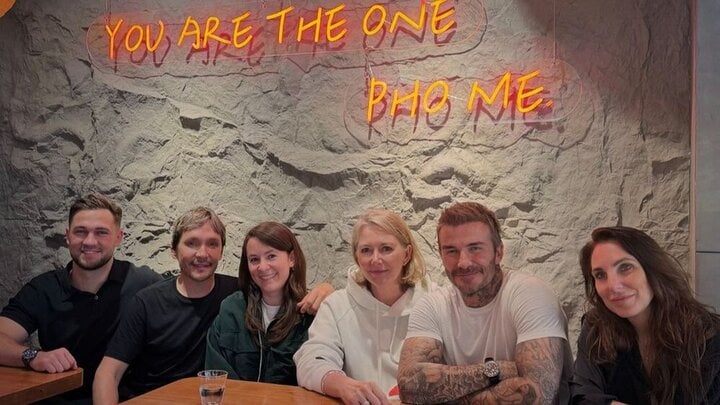 Beckham y sus amigos disfrutan de la comida vietnamita.