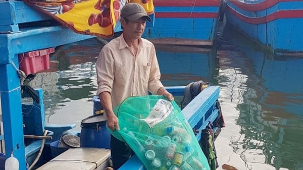 WWF and Phu Yen fishermen bring marine trash ashore