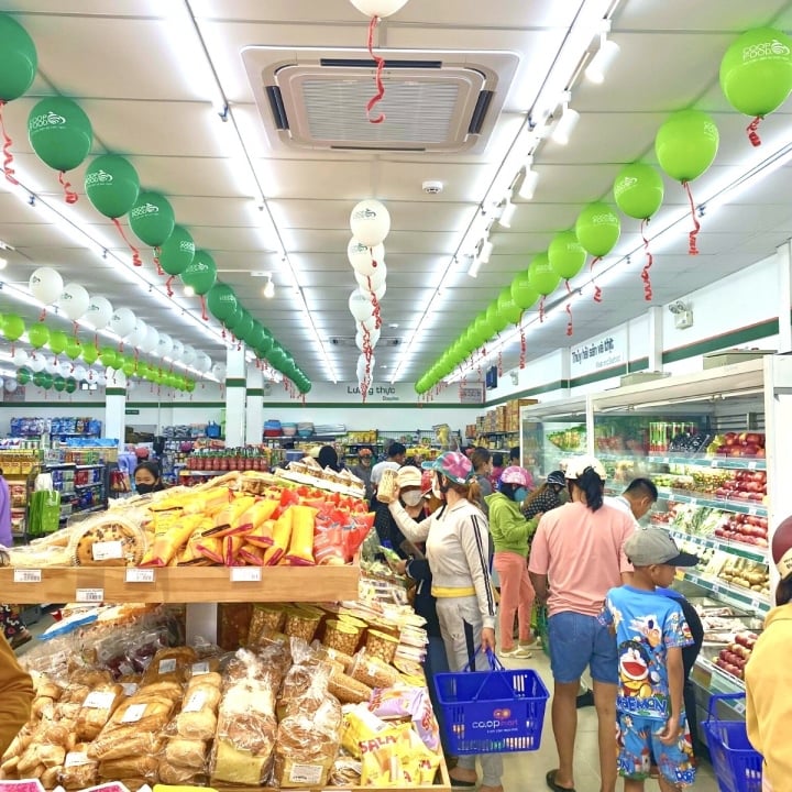 Kunden kaufen bei Co.op Food Phu Yen Son Hoa ein.