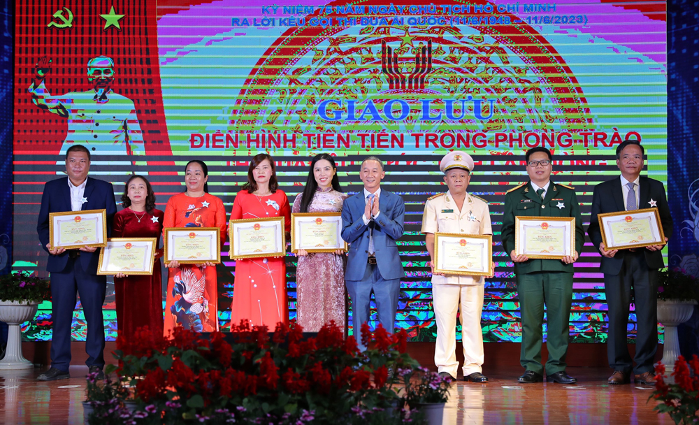 Chairman of Lam Dong Provincial People's Committee Tran Van Hiep presented Certificates of Merit to collectives with many achievements in the patriotic emulation movement in the period of 2018 - 2023. Photo: Chinh Thanh