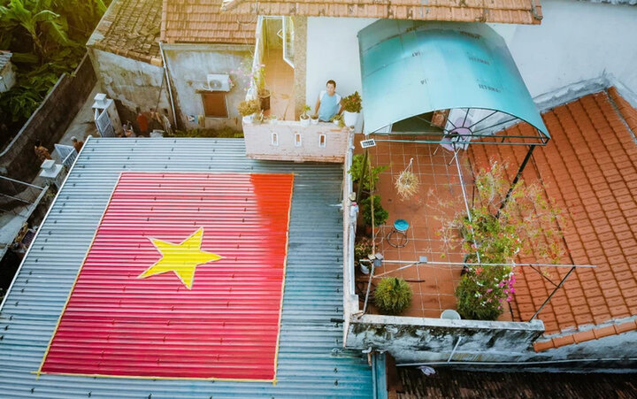 Le drapeau national est peint sur le toit d'une maison. (Photo: Dan Le Thuy)