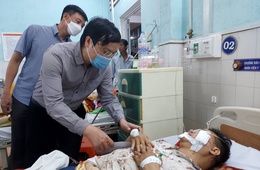 Chairman of Gia Lai Provincial People's Committee Truong Hai Long visits victims of traffic accident