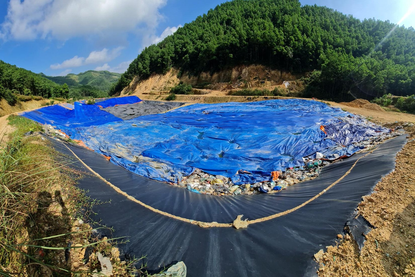 Hoa Binh rushes to build roads, covers city with thousands of tons of garbage