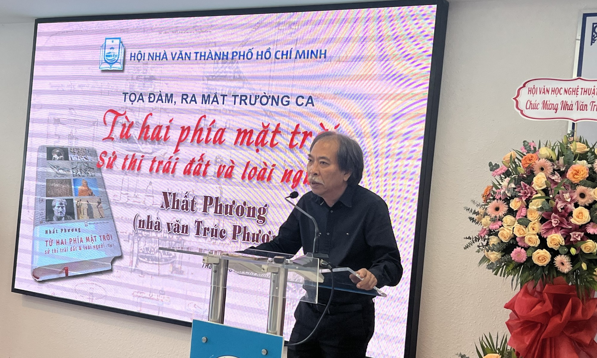 'Từ hai phía mặt trời', thiên trường ca dày 1.118 trang viết của nhà văn Trúc Phương   - Ảnh 1.