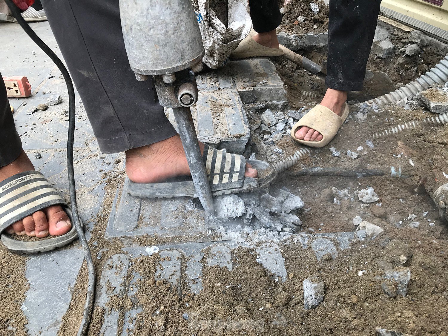 Hanoi: After paving the sidewalk, use a chisel to dig it up to put the water pipes underground, photo 4