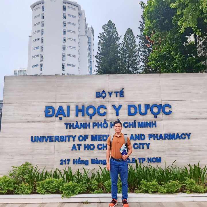 El Dr. Tri se graduó de la Universidad de Medicina y Farmacia de la ciudad de Ho Chi Minh.