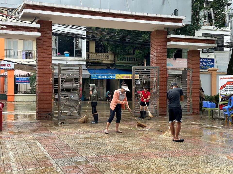 홍수 이후 학교에서는 긴급히 환경 정화 작업을 실시합니다.