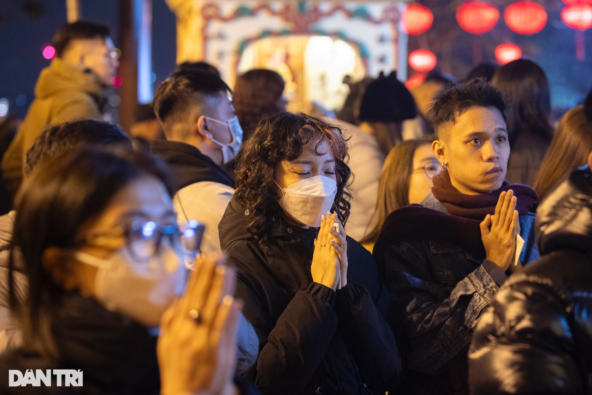 Tay Ho Palace and Quan Su Pagoda are packed with people coming to worship at the beginning of the year.