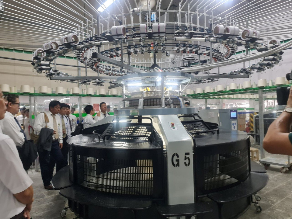 À l'intérieur de l'usine sont installées des centaines de machines à tisser automatiques et modernes. Photo: DH