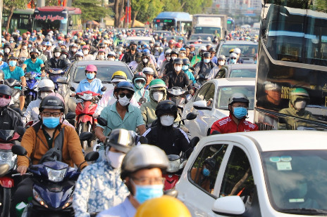 Les rues de Ho Chi Minh-Ville sont bondées de circulation le premier jour de retour au travail après les vacances.