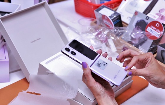 ผู้ใช้แกะกล่อง OPPO Find N2 Flip ได้ทันทีที่ร้านค้า