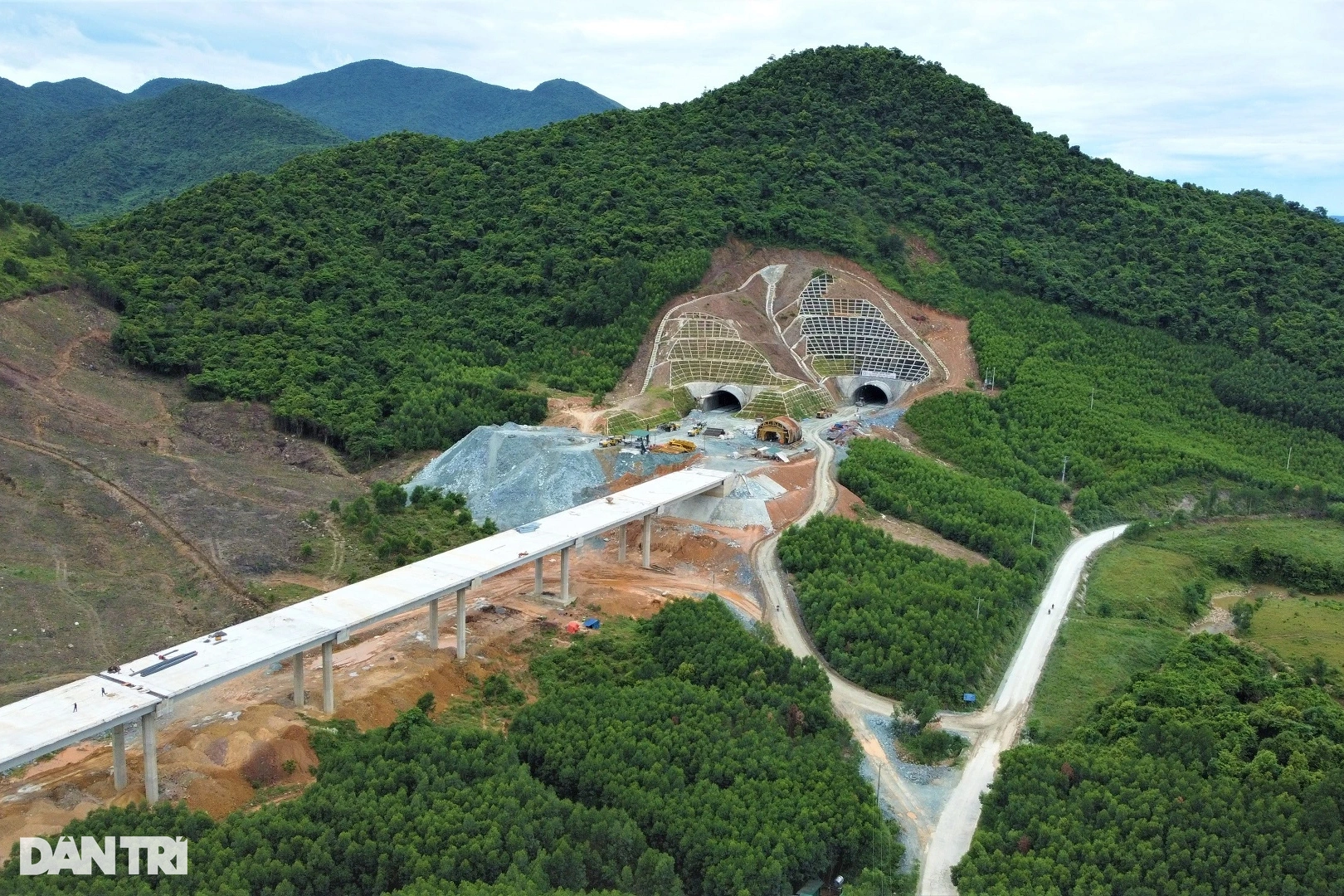 Construction site of the only mountain tunnel on the North-South highway through Ha Tinh