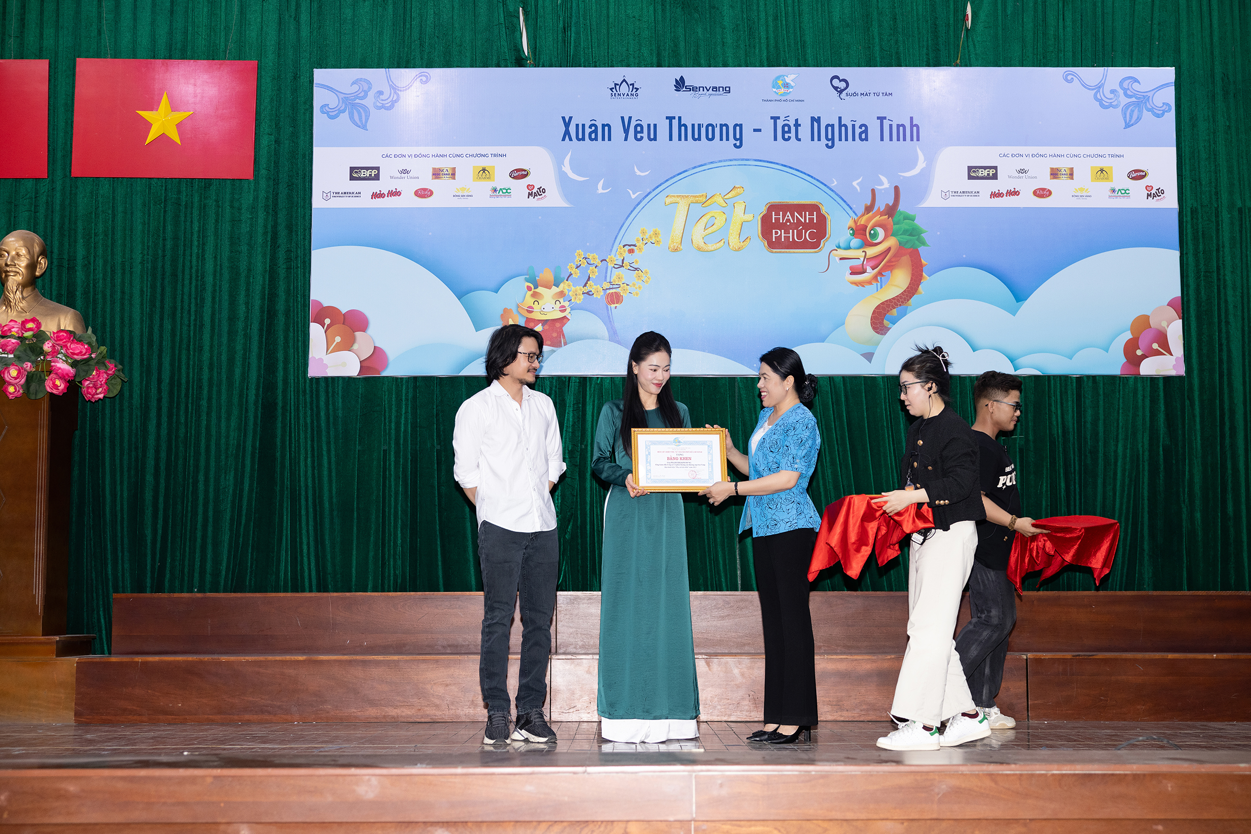 Sen Vàng trao quà trị giá hơn 800 triệu đồng cho trẻ em, người dân tộc thiểu số đón Tết- Ảnh 7.