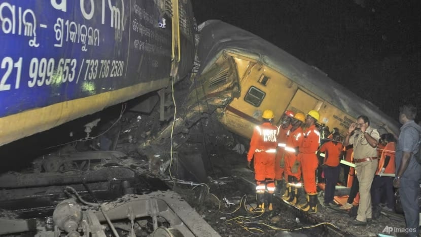 インドで列車2本が衝突、数十人が負傷・死亡、写真1