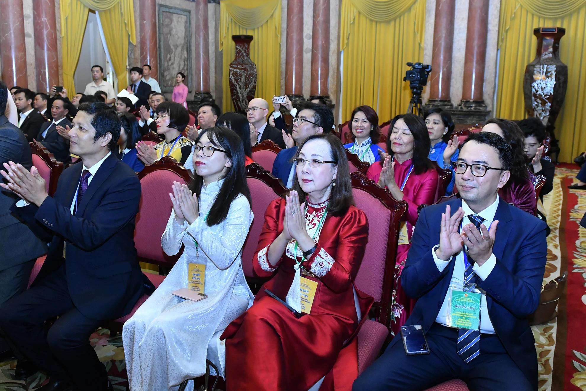 [Foto] El Secretario General y Presidente To Lam recibe a una delegación de destacados vietnamitas en el extranjero. Foto 4