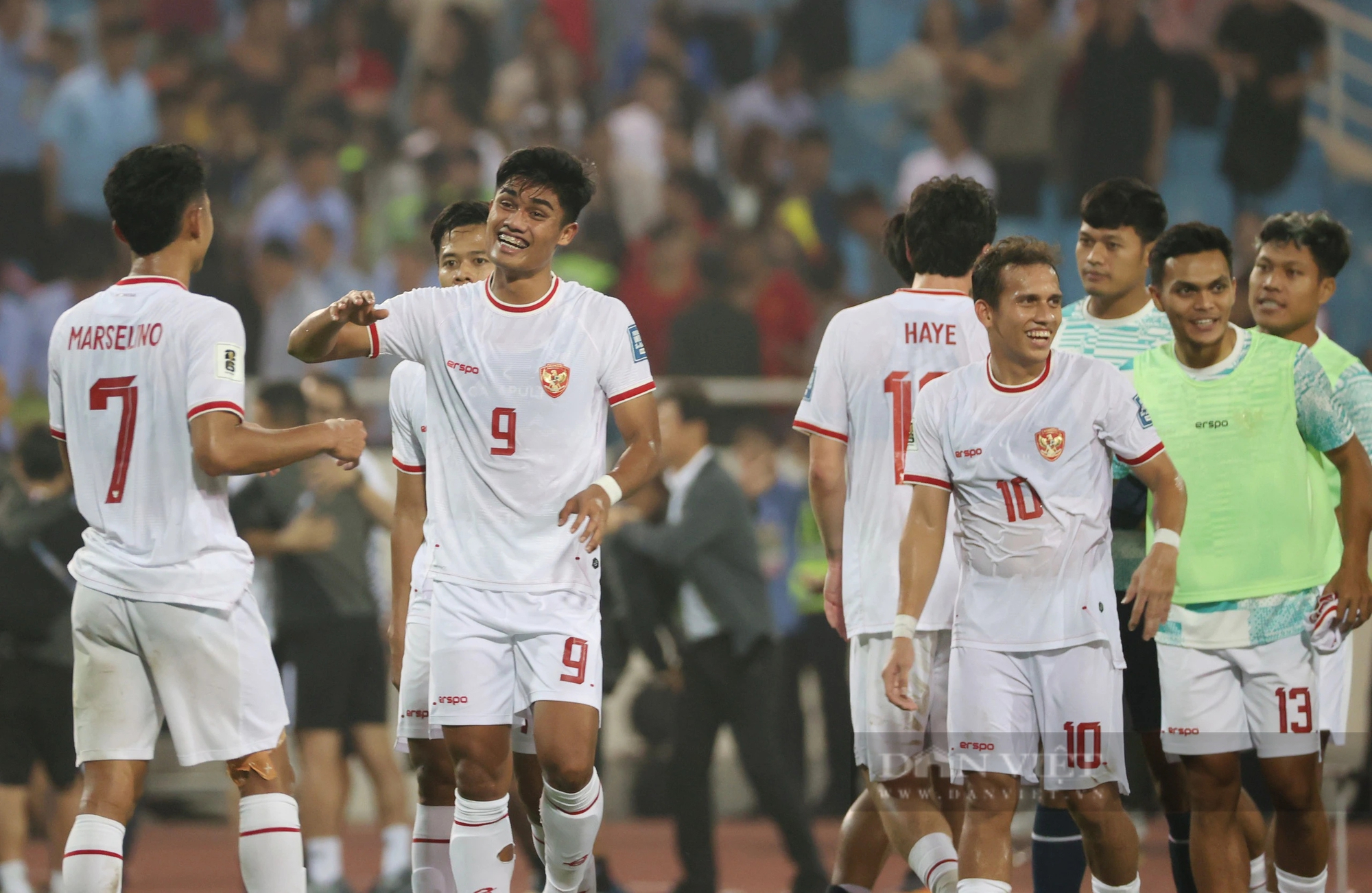 Thủ môn Nguyễn Filip và đồng đội gục xuống sân, ông Troussier trò chuyện vài phút với Hùng Dũng sau trận thua Indonesia- Ảnh 14.