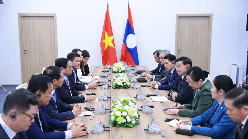 Prime Minister Pham Minh Chinh meets with Lao Party General Secretary and President Thongloun Sisoulith. (Photo: Duong Giang/VNA)