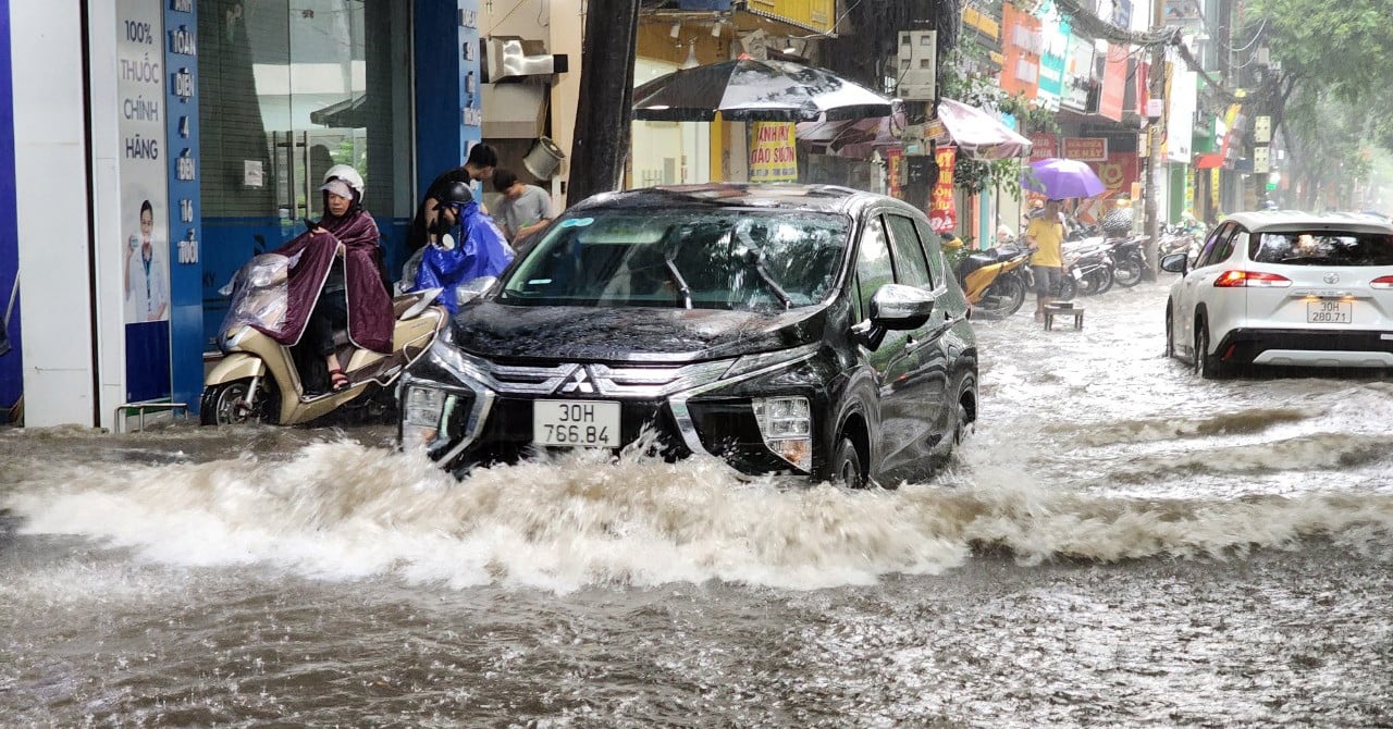 Nhiều tuyến phố của Hà Nội ngập sâu trong 'cơn mưa vàng'