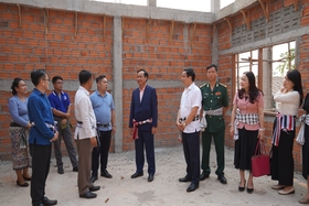 Der Vorsitzende des Volkskomitees der Provinz, Vo Van Hung, besuchte von der Provinz Quang Tri unterstützte Projekte im Bezirk Nong in der Provinz Savannakhet.