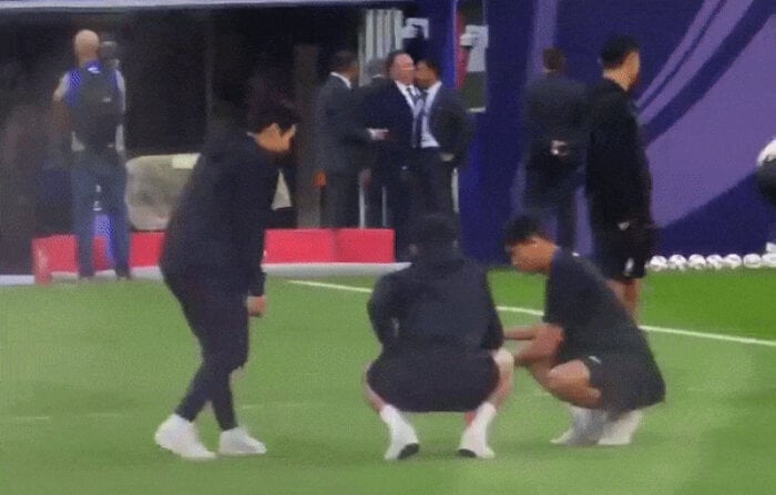 Three players Lee Kang-in, Seol Young-woo, Jung Woo-young play with water bottles before the match against Jordan.