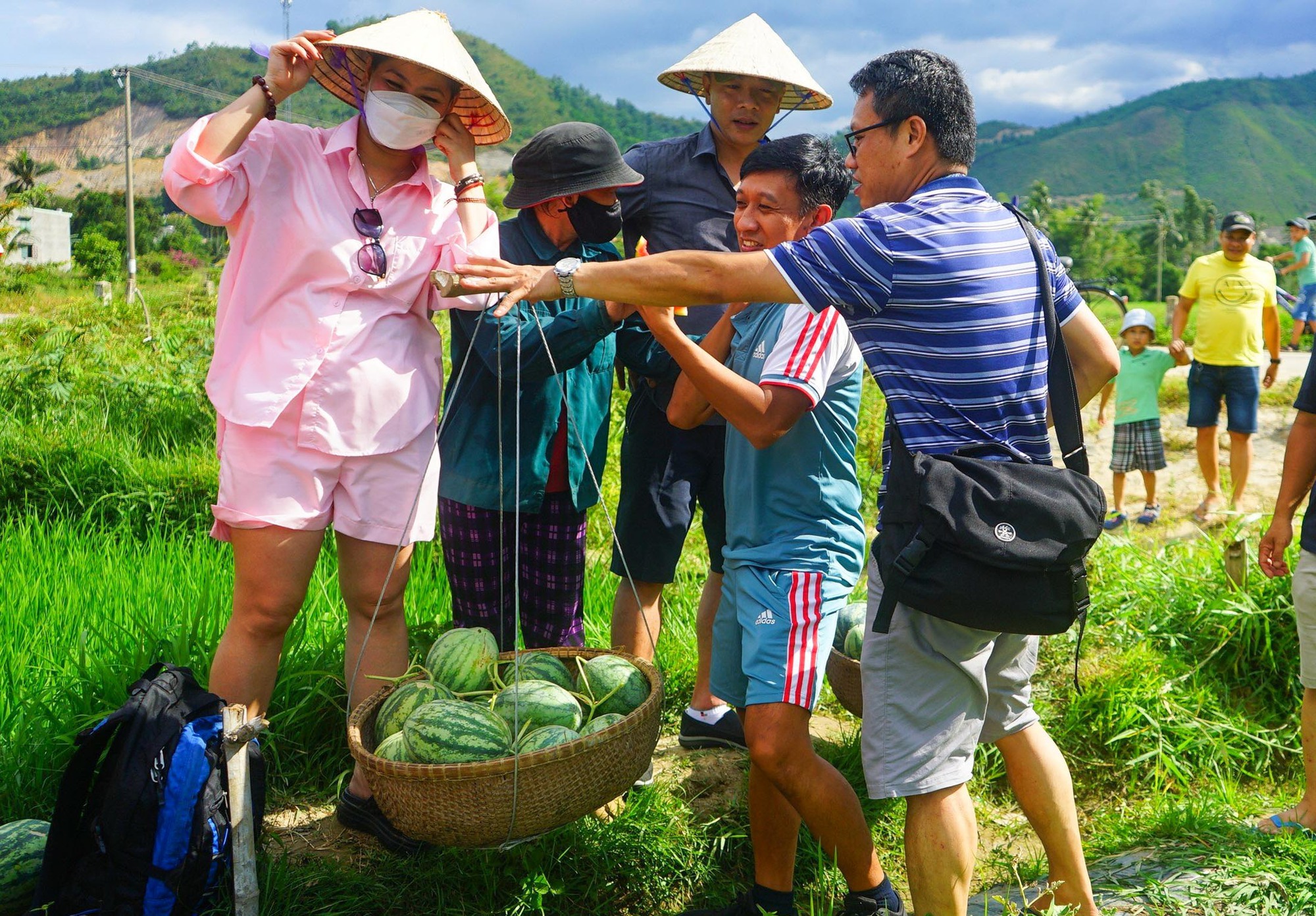 Du khách "bỏ phố về quê" trải nghiệm hái dưa hấu dưới chân núi - Ảnh 1.