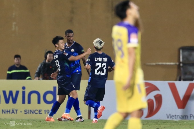 Alan Sebastiao (áo xanh giữa) ghi bàn duy nhất giúp Bình Định thắng Hà Nội FC 1-0 ngay tại Hàng Đẫy. Ảnh: Hiếu Lương