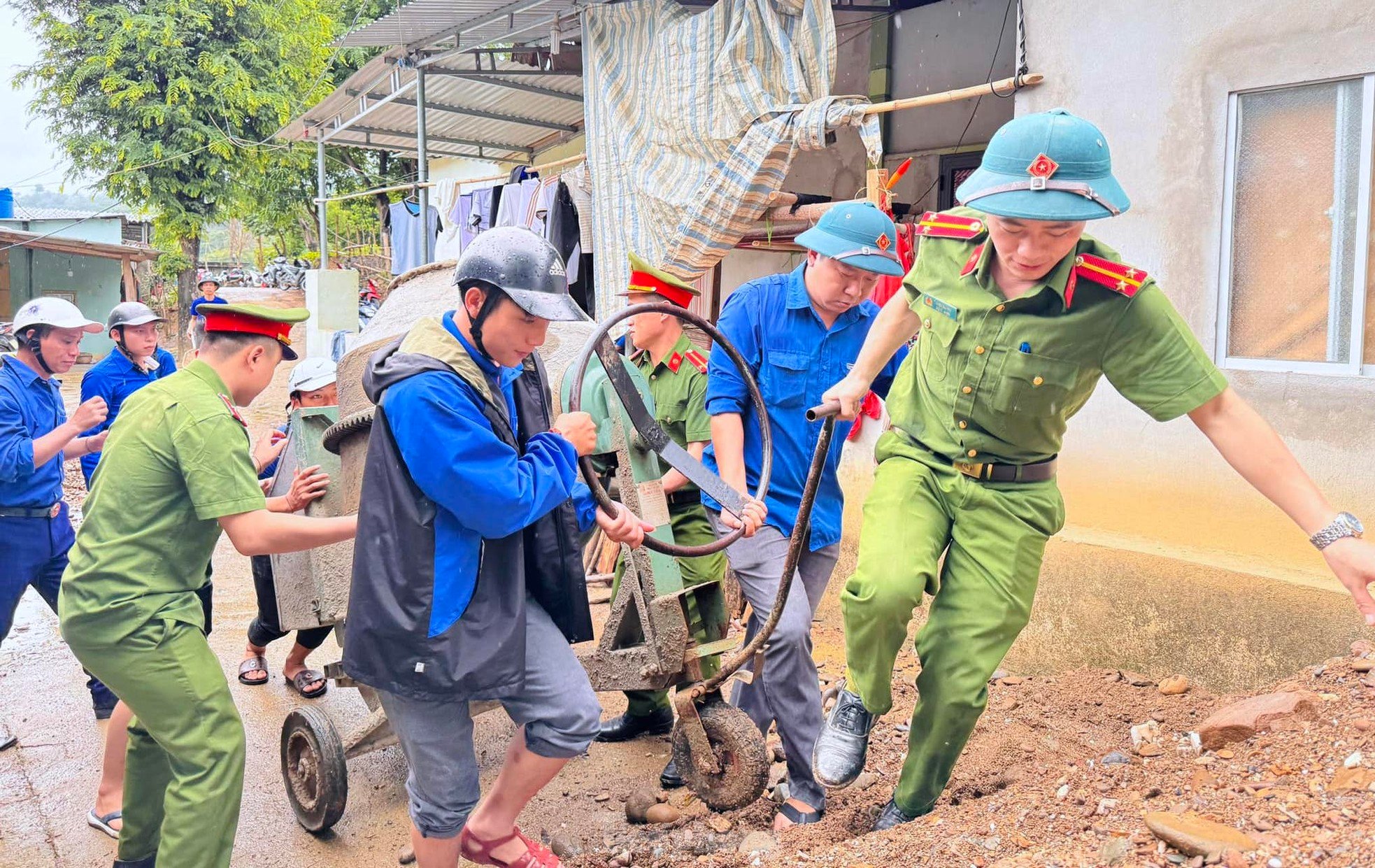 Des chiffres et des images impressionnants de jeunes de Nghe An lançant la campagne de bénévolat d'été, photo 5